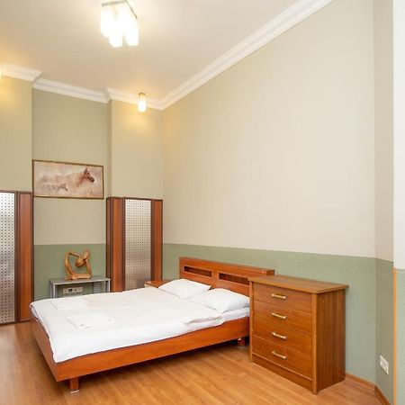 Простора 3 Кімнатна Біля Майдану Незалежності Kyiv Exterior foto